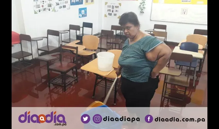 Las trabajadoras manuales y los estudiantes sacaron el agua de los salones. Foto: Jesús Simmons