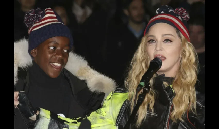 Madonna junto a su hijo David Banda./AP