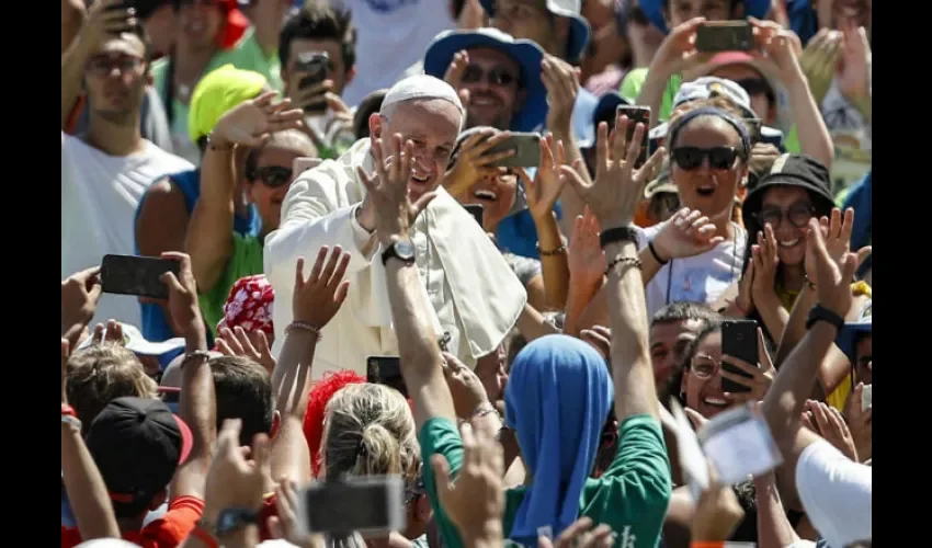 Allí ofició el reo del Angelus,ante miles de jóvenes. 