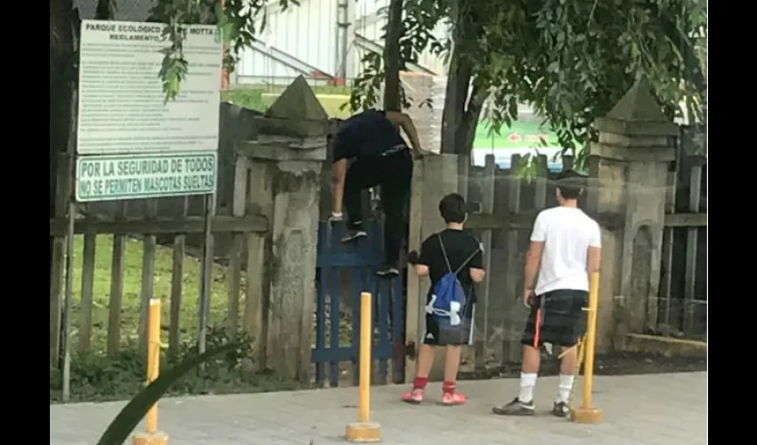 Así ingresan algunos vecinos del área al parque, debido a la obstrucción que se ha hecho.