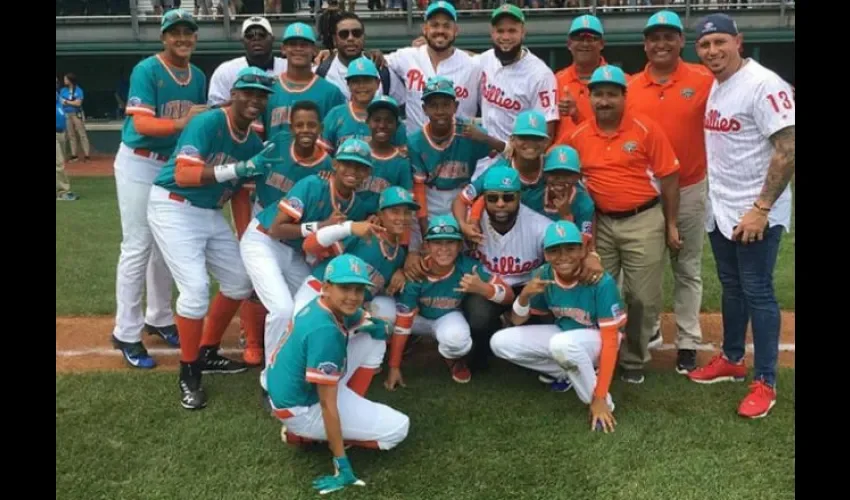 Los istmeños compartieron con los Filis de Filadelfia. @MLBDominicana