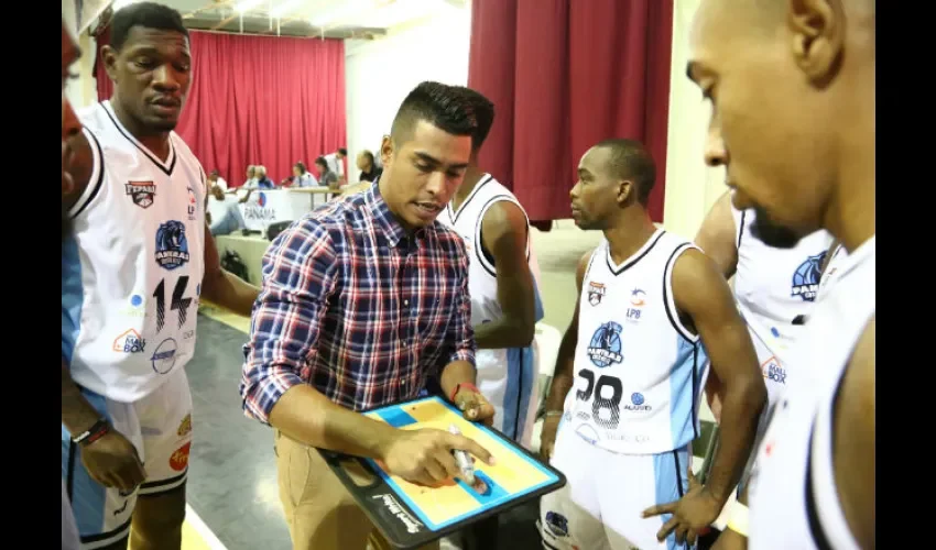 Adriano Macías (c.) da instrucciones a los jugadores de las Panteras de Costa del Este.