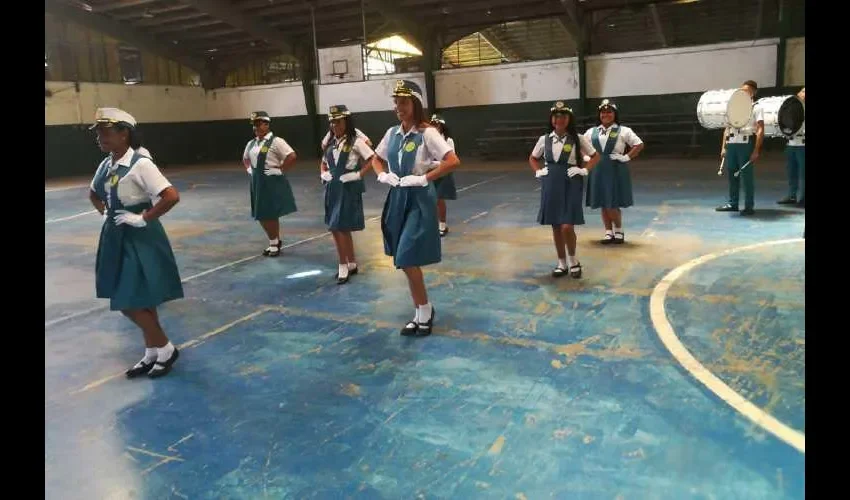 La banda de la música hizo un recital en el gimnasio de la escuela. Foto: Cortesía