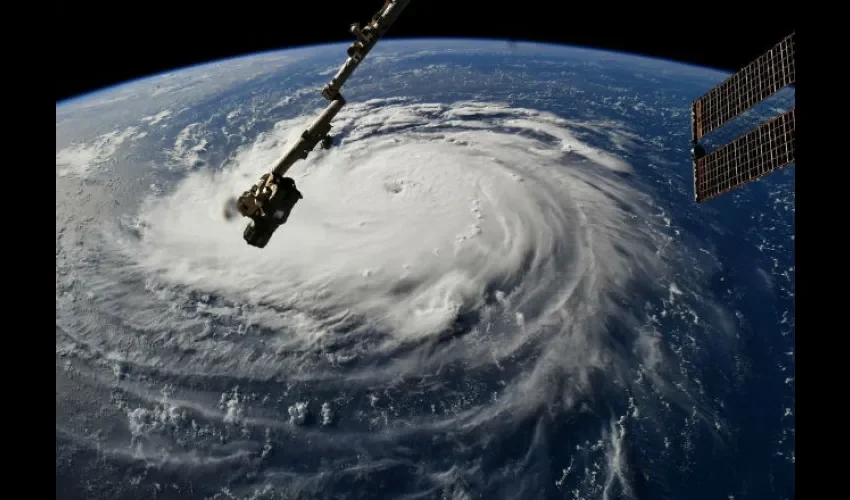 Florence mientras prosigue su avance en aguas del Atlántico hacia EE.UU.