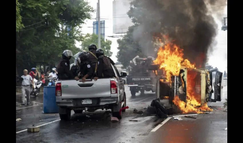 Tras el incendio del coche más policías se acercaron al área. 