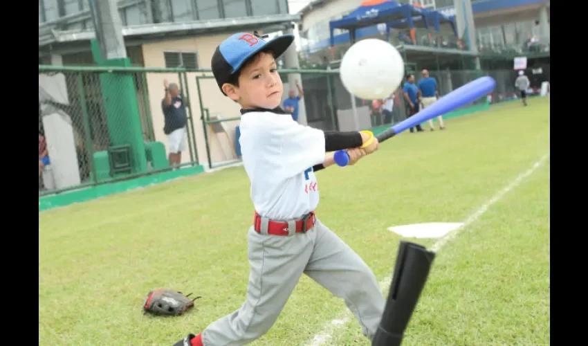 Los niños que asitieron a las clínicas de Play Ball de las Grandes Ligas hicieron varias rutinas de este juego. Anayansi Gamez