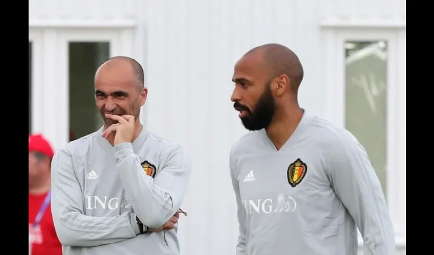 El jugador Thierry Henry (dch) junto el técnico Roberto Martínez. Foto:EFE