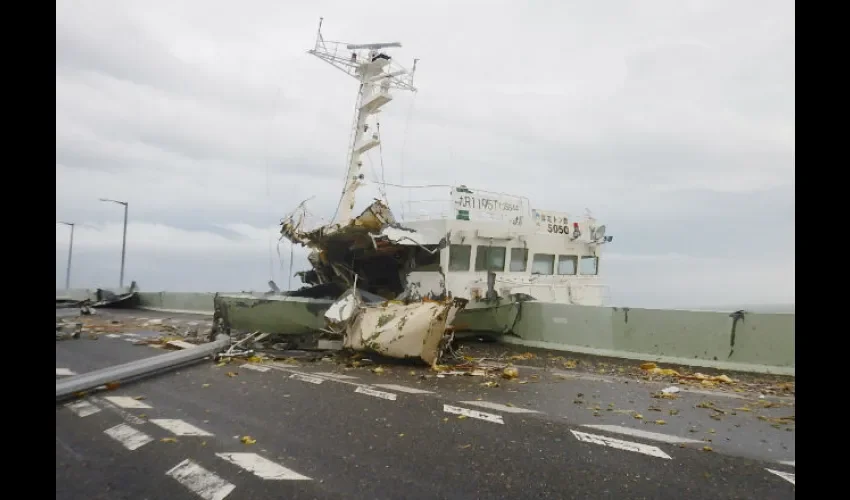 Barco colisionado con un puente cercano al aeropuerto Kansai. Foto: EFE