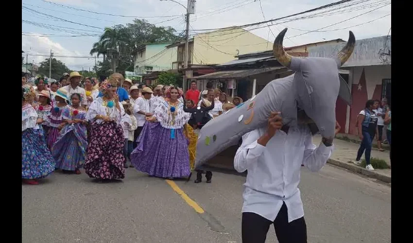 Los danzantes tienen muchas energías para bailar con el Toro Guapo.