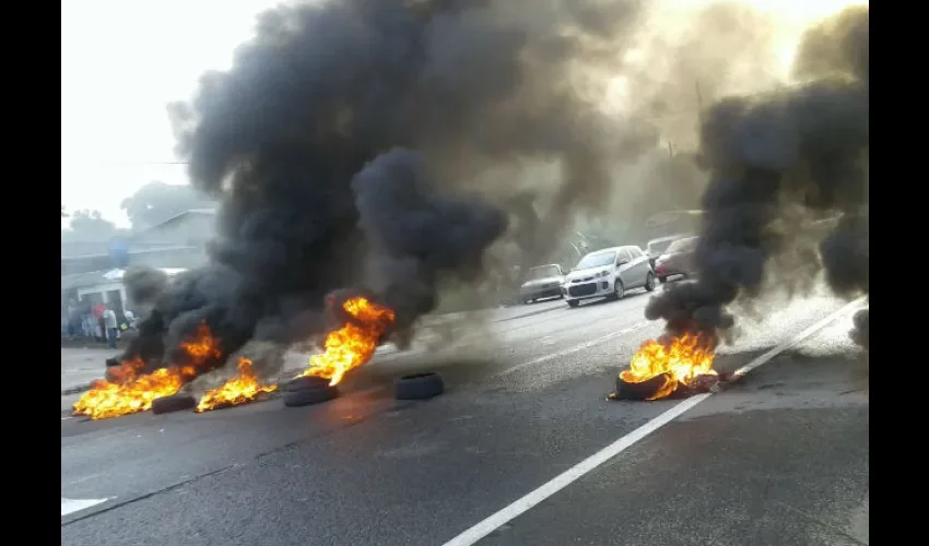 Quemaron llantas durante el cierre de calles. Foto: Diómedes Sánchez