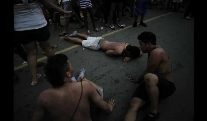 Feligreses llegan a rastras a la iglesia para pagar mandas al Negro. Foto: Diómedes Sánchez