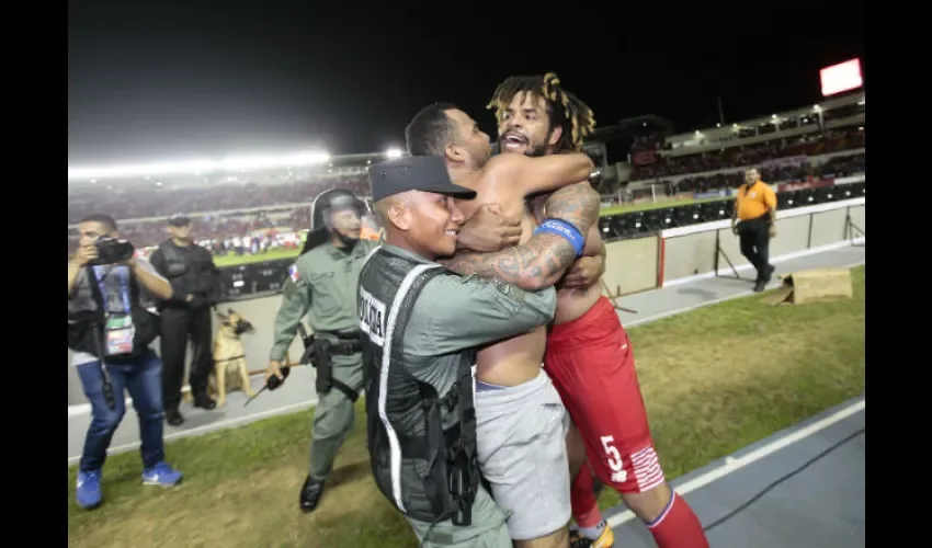 Román Torres no se negó a abrazar a los fanáticos el día que Panamá clasificó al Mundial./Anayansi Gamez