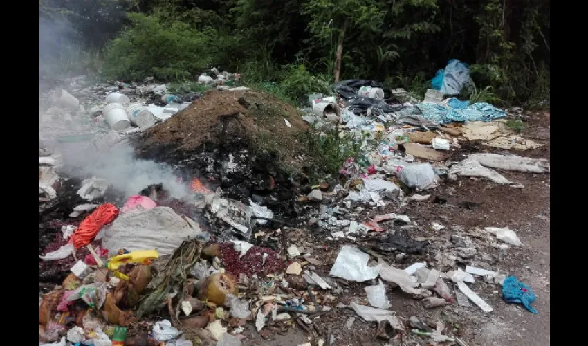 Basura en  vertedero de Playa Chiquita.