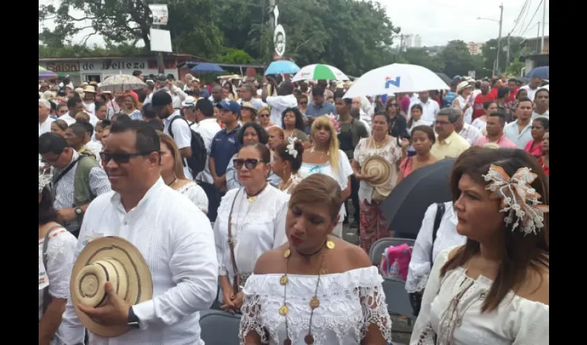 Foto ilustrativa de las personas presentes en los actos protocolares. 