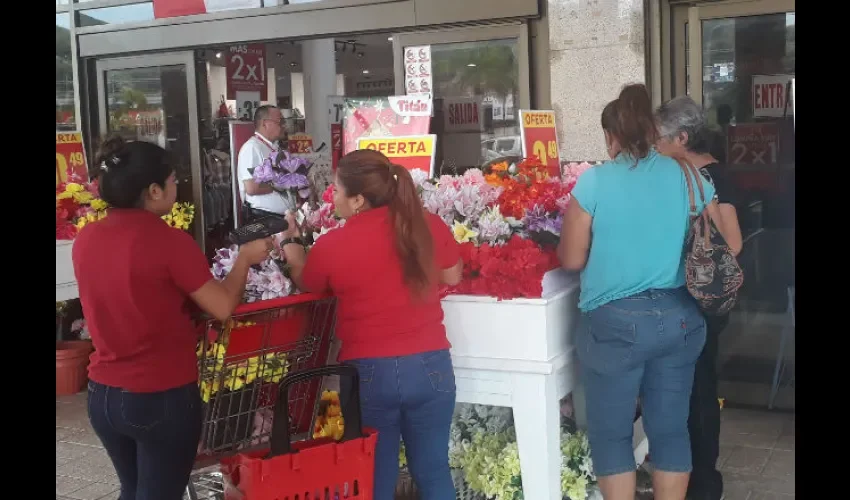 La gente buscaba mejores precios en los almacenes. Foto: Brenda Ducreux