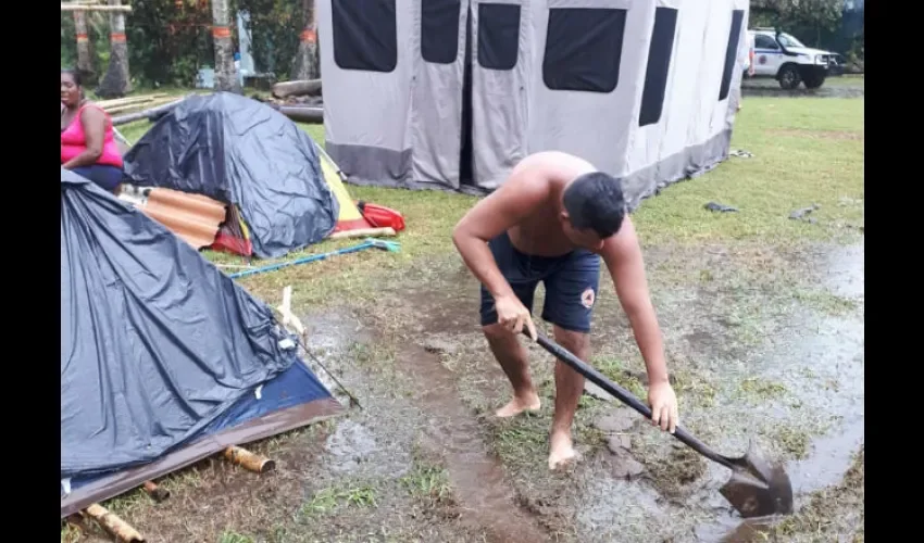 Este jueves se les inundó el campamento. Foto: Cortesía