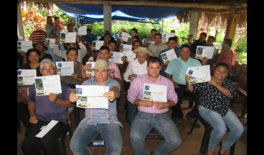 Están contentos con su certificación. Foto: Cortesía