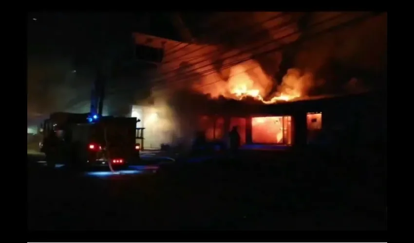 El incendio se dio en la madrugada de este jueves. Foto: Cortesía