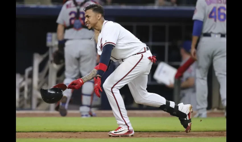 Johan Camargo siempre ha utilizado colores relacionados a su equipo en los "spikes".