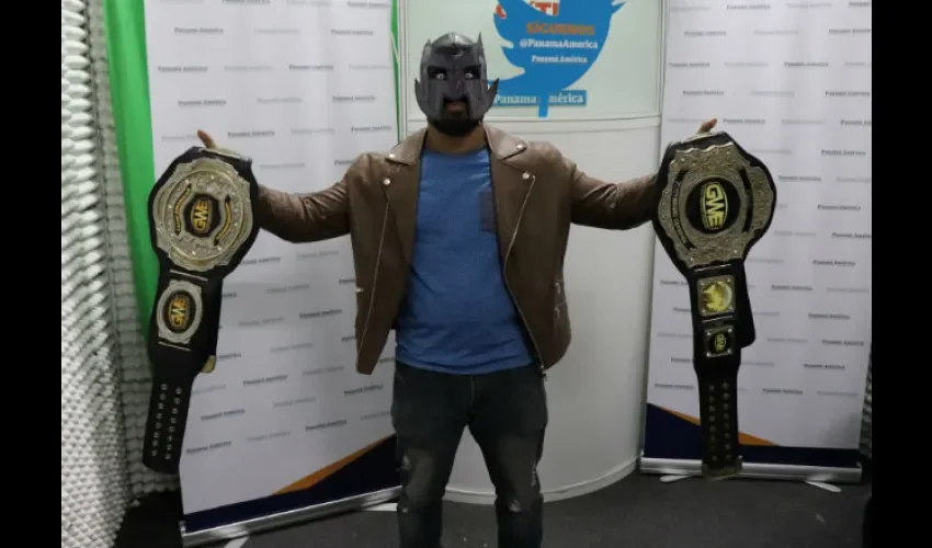 King SheMc es el primer luchador de la GWE en ser doble campeón.