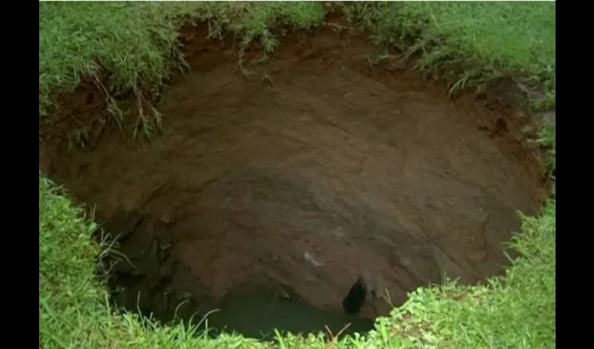 El hueco se formó en el patio de una vivienda. Foto: Telemetro