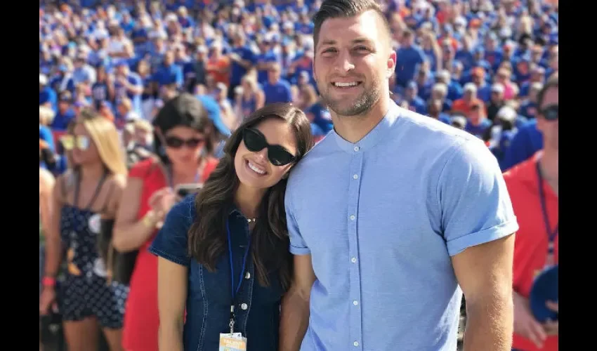 Demi-Leigh Nel-Peters disfruta su tiempo con Tim Tebow./AP