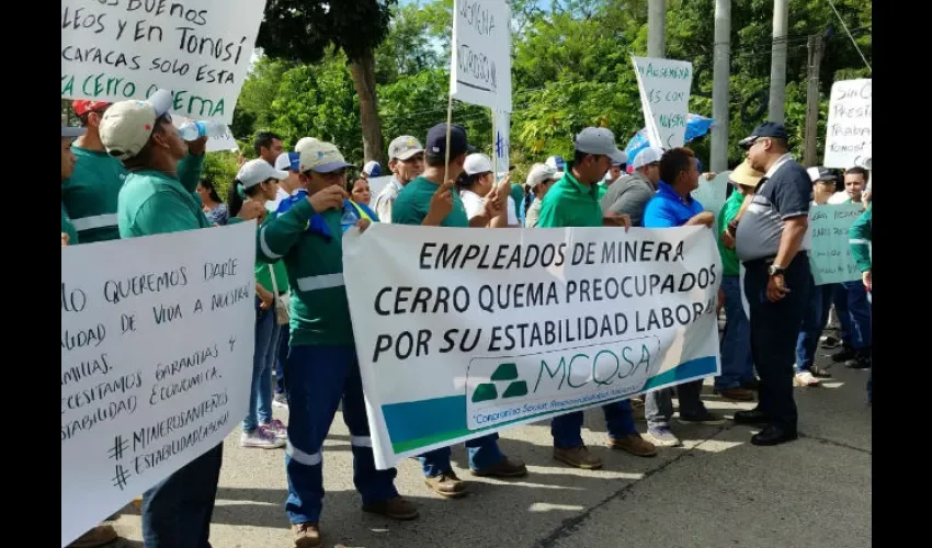 Foto ilustrativa de los trabajadores protestando por la incertidumbre. 