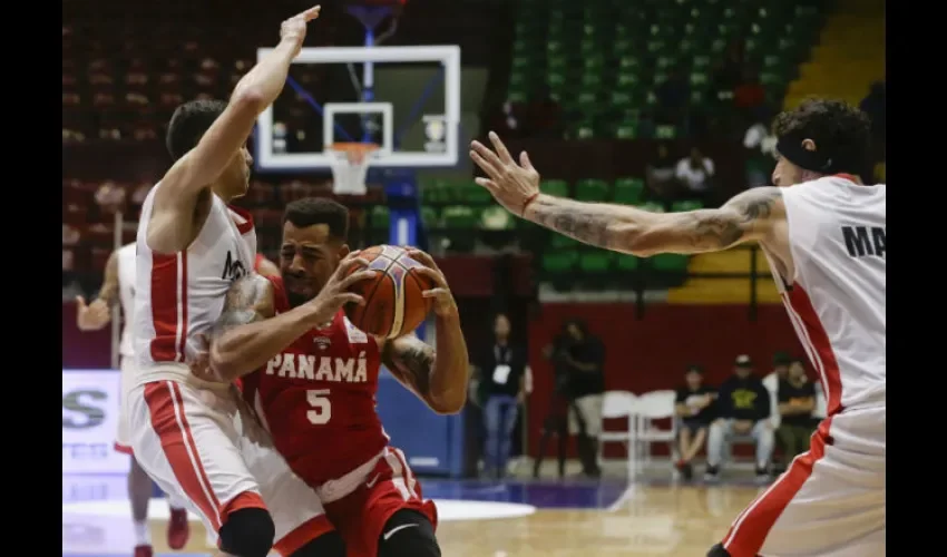 Trevor Gaskins (c.) es uno de los armadores de la selección de Panamá.