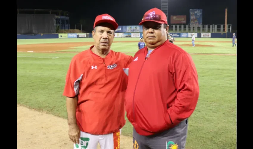 José Murillo (izq.) junto a su hijo, José Murillo III, al finalizar el partido en el Rod Carew.