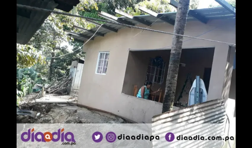 La casa de los González está al lado de una gran zanja por donde pasa una fuerte corriente de agua cuando llueve. Foto: Jesús Simmons