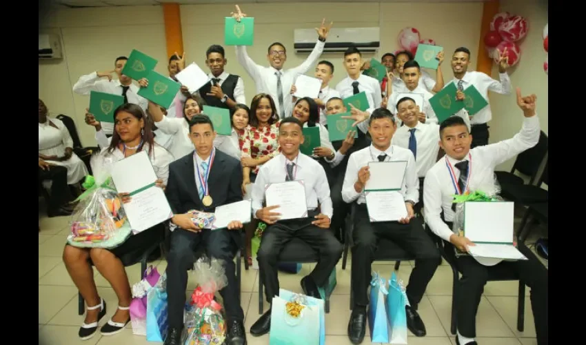 Los jóvenes estaban felices por el logro alcanzado. Foto: Cortesía