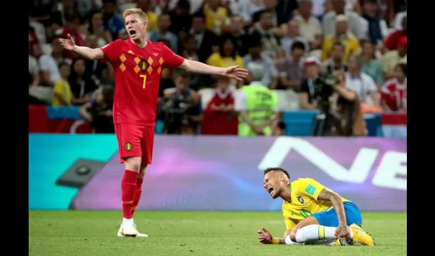 Neymar haciendo teatro de supuestos golpes. Foto: EFE