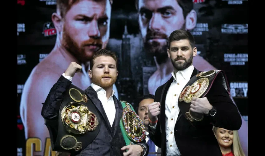 Saúl "Canelo" Álvarez y Rocky Fielding./AP