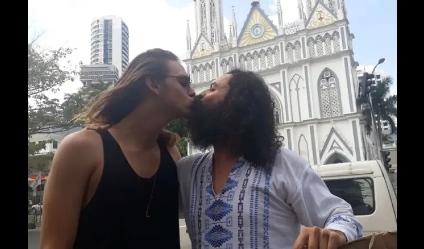 Foto ilustrativa del dirigente Alfredo Belda en apoyo a la comunidad LGBTIQ. Foto: Jesús Simmons 