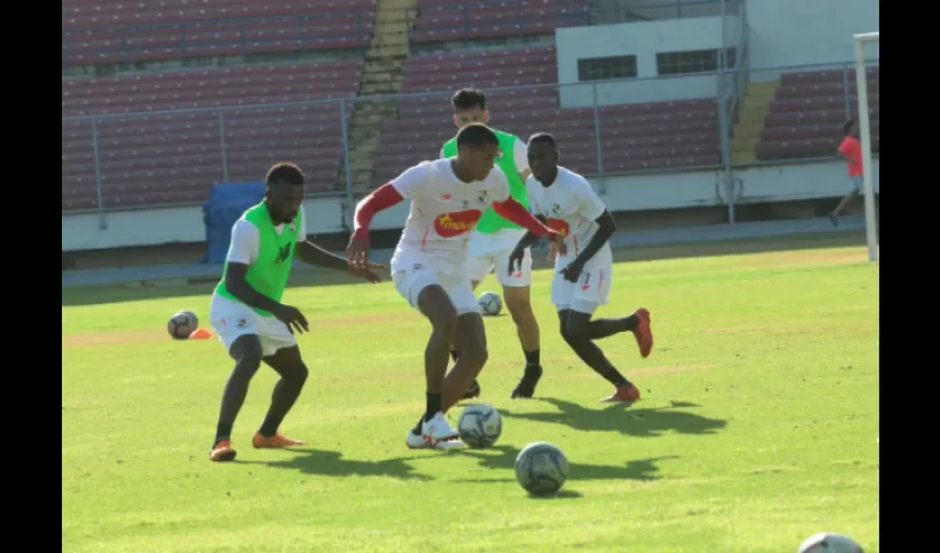 El jugador panameño Ernesto Walker (c). Foto: Anayansi Gamez