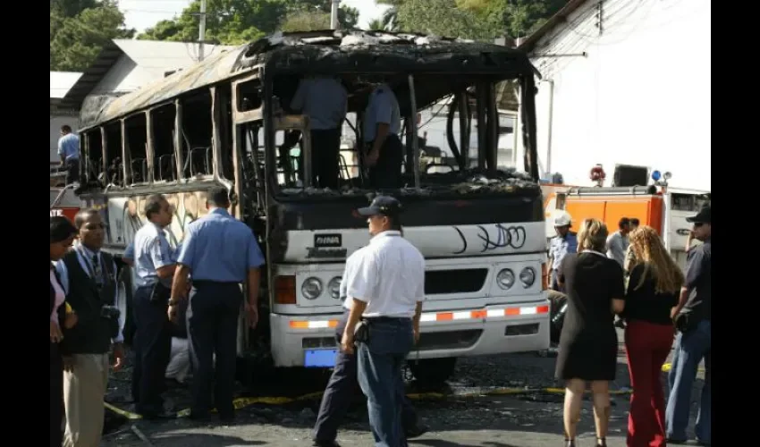 Este incidente fue el que dio salida del sistema de transporte público a los conocidos 'diablos rojos' en el año 2010. Foto: Archivo