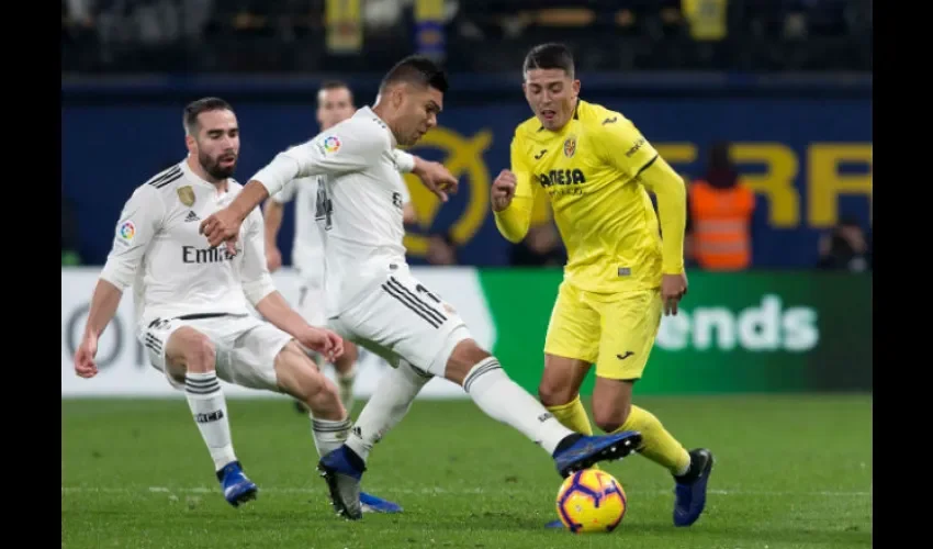 El centrocampista brasileño del Real Madrid Casemiro (i) lucha con Pablo Fornals (d), del Villarreal. Foto: EFE