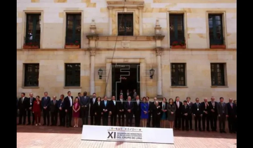 Los participantes de la reunión. Foto: EFE