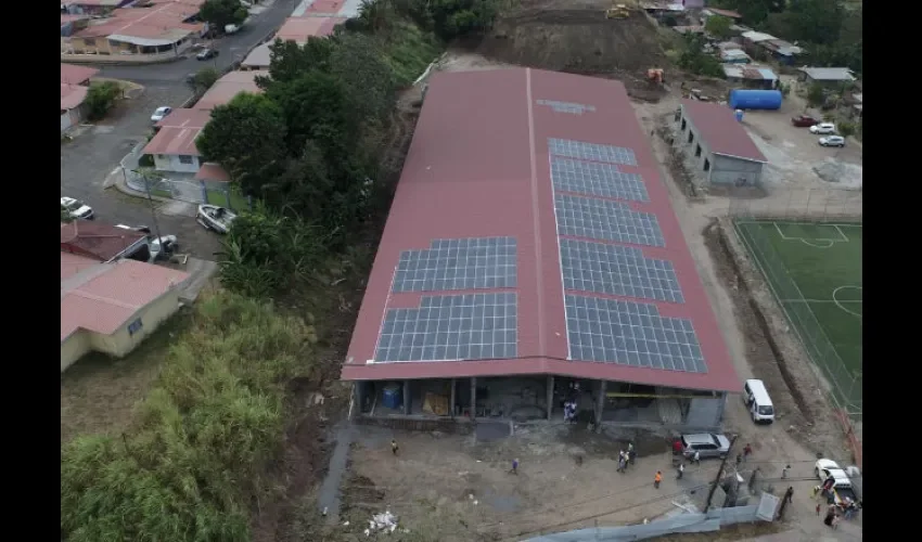 Están instalando los paneles solares en el techo del mercado. Foto: Cortesía