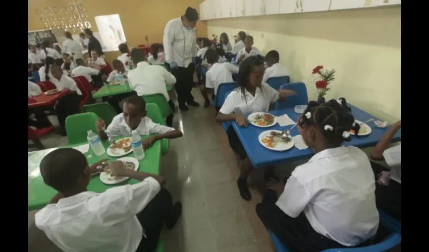 Los estudiantes  reciben clases hasta las 3:00 p.m. Foto: Roberto Barrios