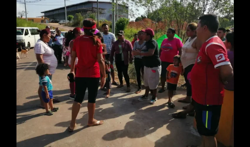 Pobladores de dos comunidades se disputan el derecho a agua en Arraiján. Foto: Eric Montenegro