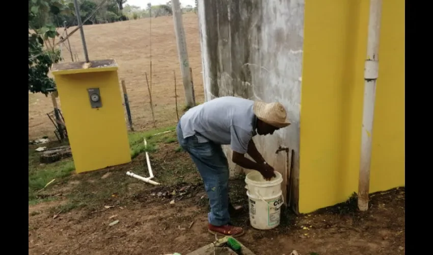 Foto ilustrativa de los moradores preocupados por la falta de agua. 