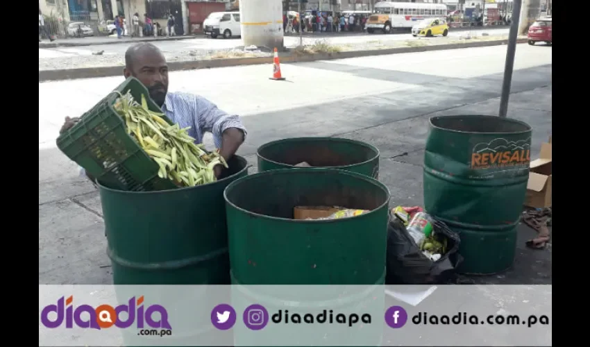 El equipo de día a día lo pilló cargando una cesta de basura de la Gran Estación y la botó en San Miguelito. Foto: Jesús Simmons