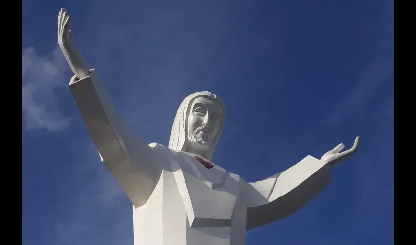 Están mejorando las áreas de la parroquia y el Cristo Redentor. Foto: Archivo