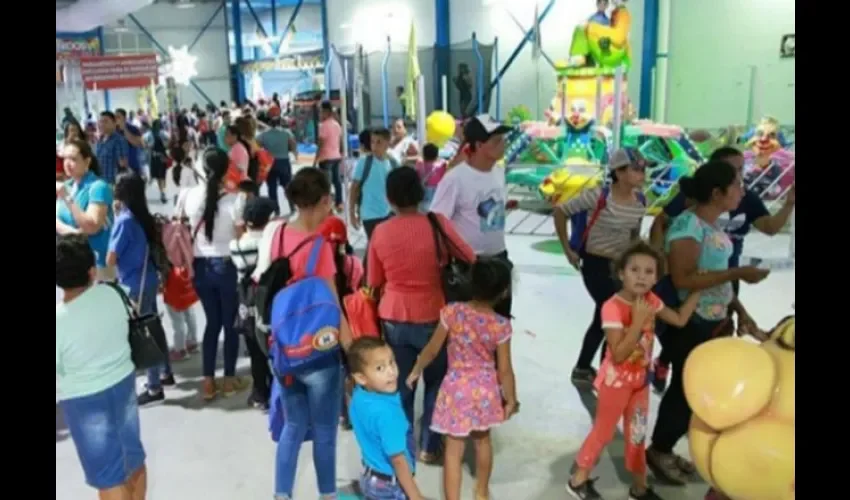 Foto ilustrativa de los visitantes a la feria. 