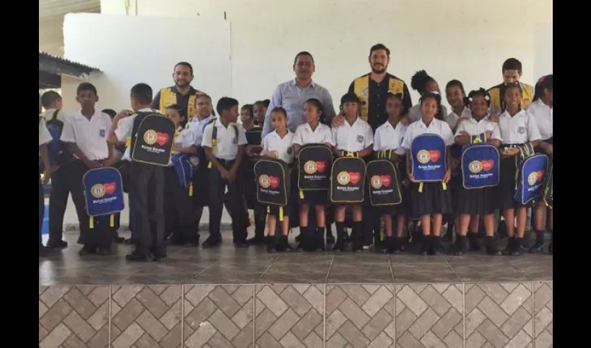 Las bolsas tenían dentro útiles escolares. Foto: Cortesia