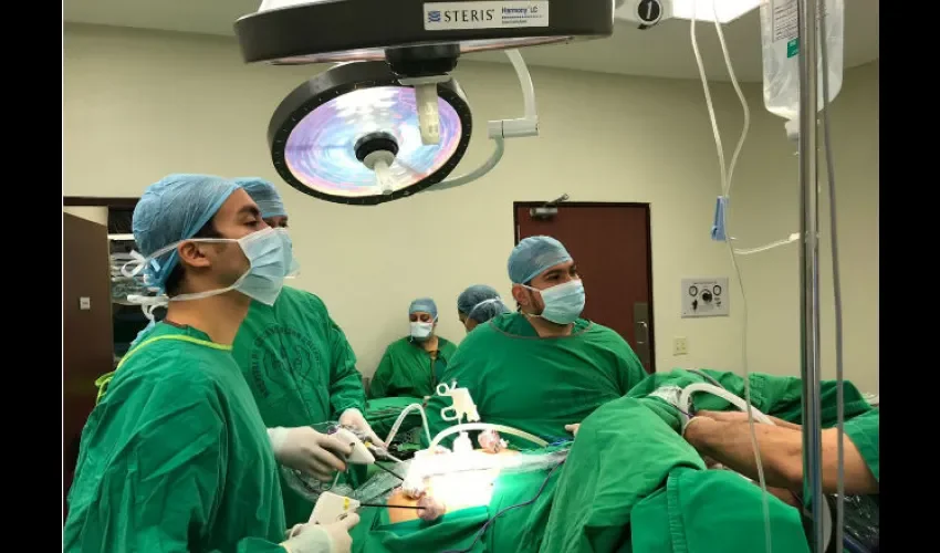 Se tiene que cumplir con un protocolo donde el paciente debe ser evaluado por un grupo de especialistas, por si se presenta una patología anexa. Foto: Cortesía