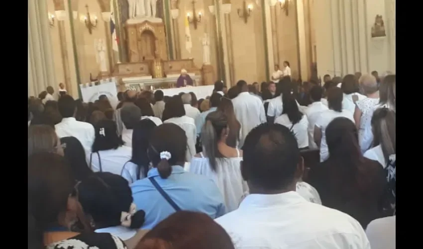 La iglesia estuvo llena de familiares y amigos que fueron a despedir a las tres víctimas. Foto: Jesús Simmons 