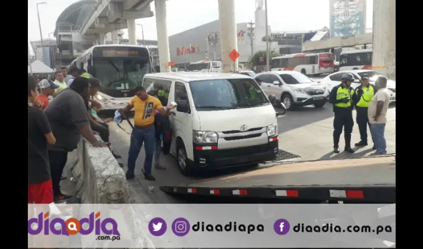 Los están multando, reteniéndoles las licencias de conducir y llevándoles los carros en grúas. Foto: Jesús Simmons