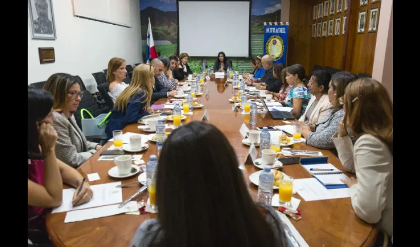 Foto ilustrativa de la reunión con las empresas. 